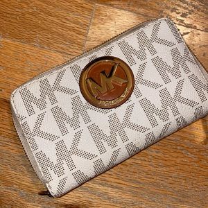 Michael Kors MK logo Full Zipper Wallet Vanilla